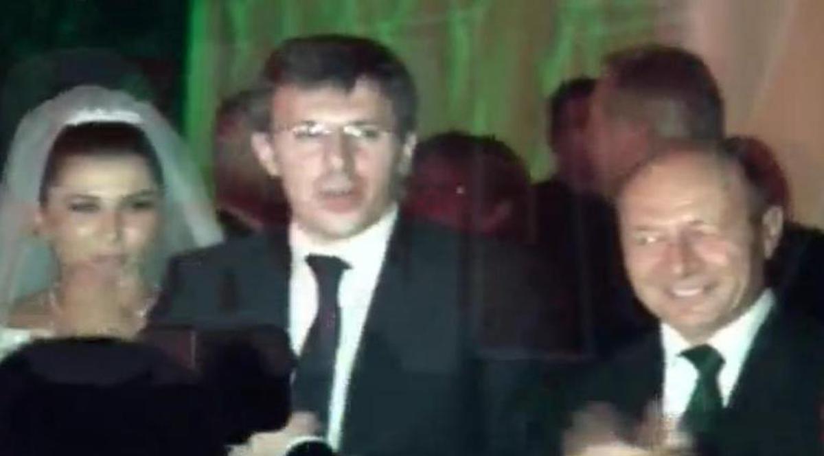 Primarul Chişinăului, impresionat de nunta Elenei Băsescu, îşi doreşte o nuntă similară! Vezi ce cadouri le-a făcut mirilor!