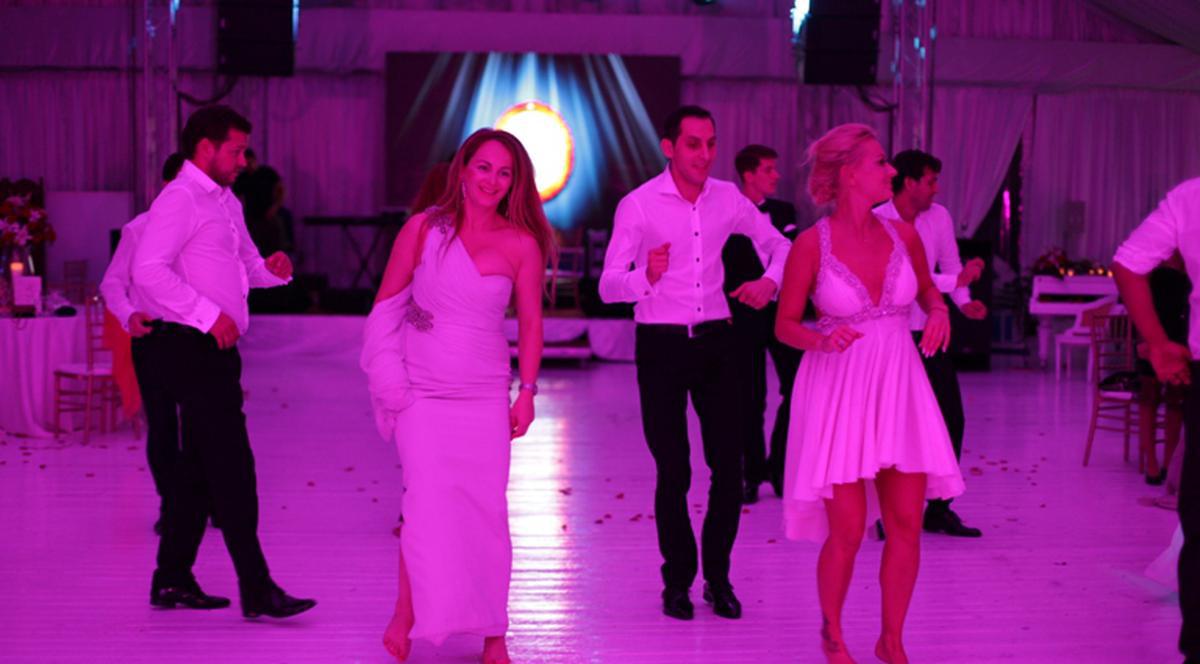 S-a distrat la nunta Deliei Matache şi a pierdut avionul de Londra! Vezi cum a dansat Delia Antal DESCULŢĂ până la 6 dimineaţa cu mireasa! FOTO