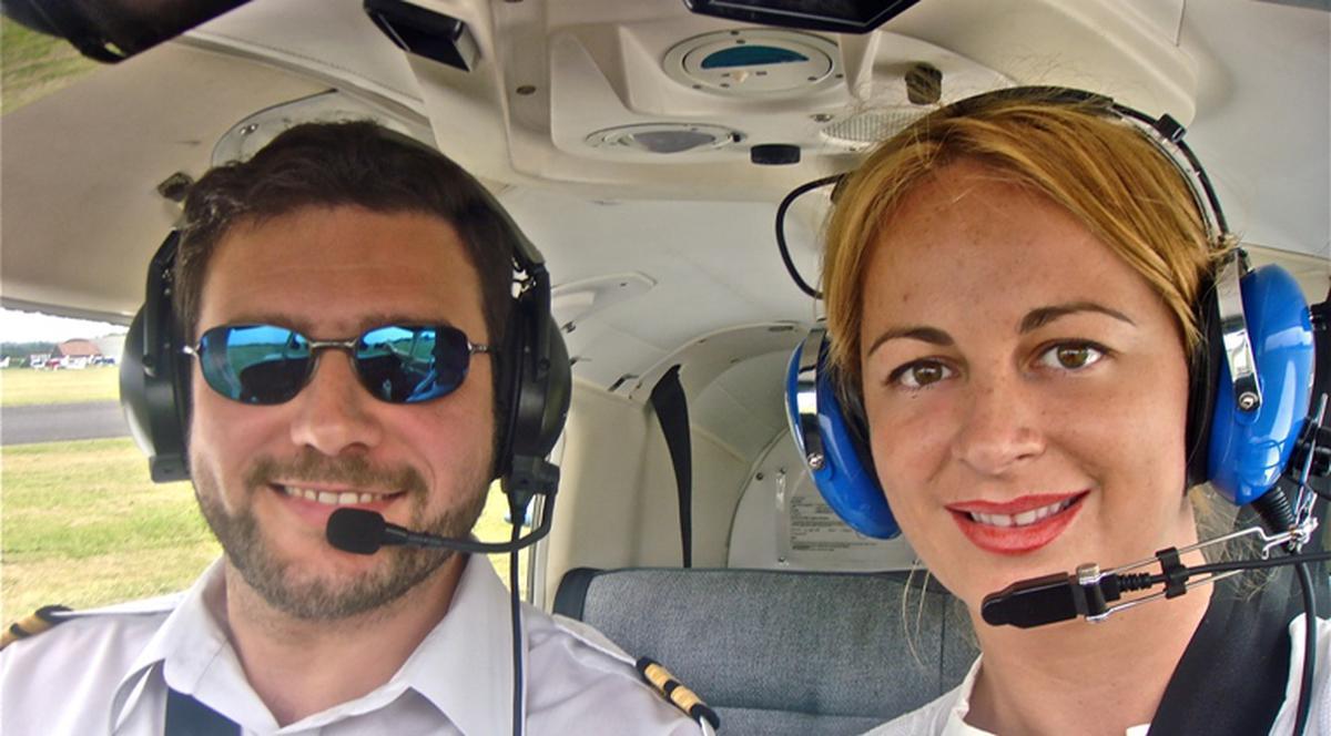 Delia Antal e vitezomană! Ia lecţii de zbor: "Dacă nu era instructorul lângă mine, mă prăbuşeam!"