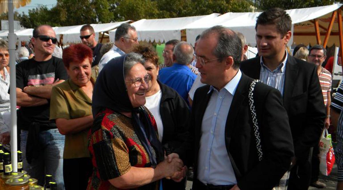 Emil Boc a FĂCUT PIAŢA ca o adevărată GOSPODINĂ! A cumpărat morcovi, miere, turtă dulce şi must!