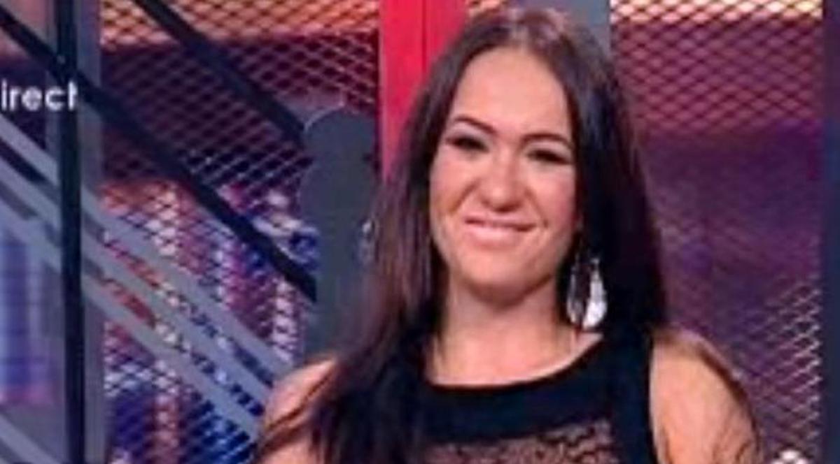 Margherita, atât de fericită că a luat bacul şi că şi-a pus silicaone, încât a purtat o rochie TRANSPARENTĂ. FĂRĂ SUTIEN!