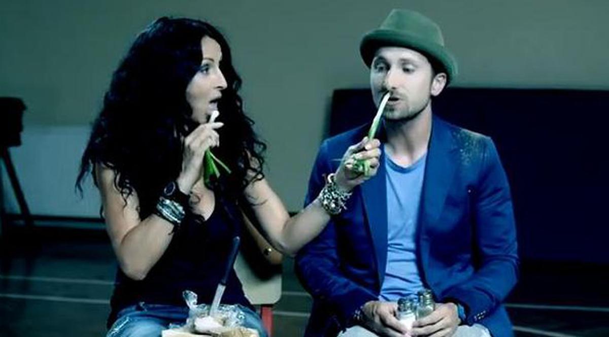 Asta-i TARE! Mihaela Rădulescu îi dă să mănânce CEAPĂ lui Dani Oţil | VIDEO