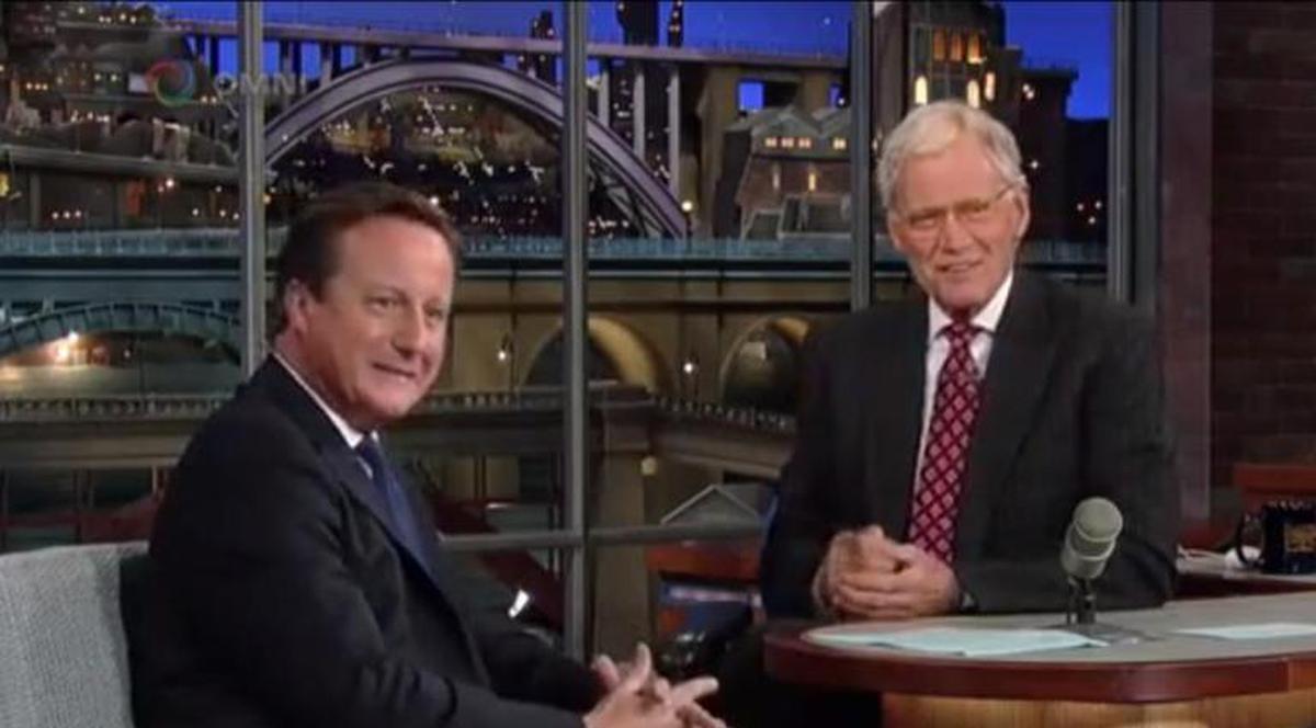 Premierul britanic a DAT-O RĂU DE TOT ÎN BARĂ! Vezi cât SEAMĂNĂ David Cameron cu Vanghelie!