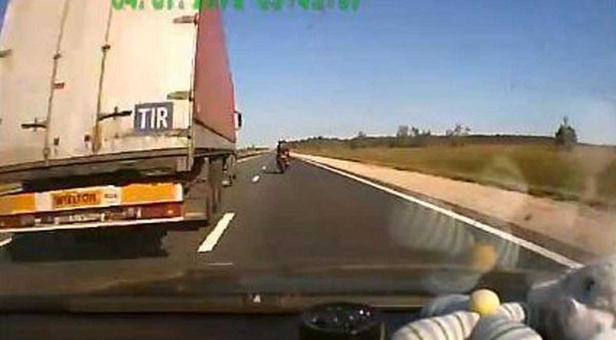 Ăsta da ŞOFER! Uite cu ce reflexe incredibile a reuşit să evite un accident! | VIDEO