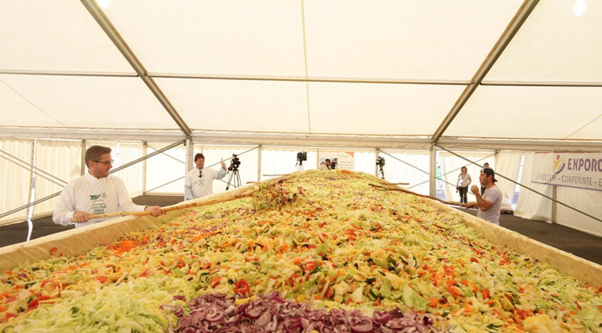 România are CEA MAI MARE SALATĂ DIN LUME cu o greutate de PESTE19.000 KILOGRAME