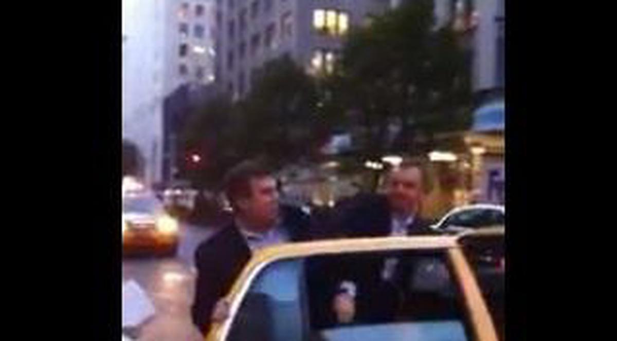 Nebunie la New York! Doi oameni de afaceri se bat pentru un taxi în plină stradă | VIDEO
