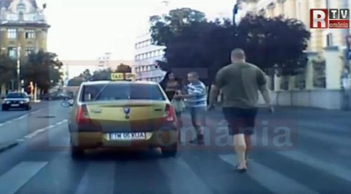 Legea junglei! Un taximetrist, care a lovit o tânără pe trecerea de pietoni, a fost BĂTUT de un alt şofer | VIDEO INCREDIBIL