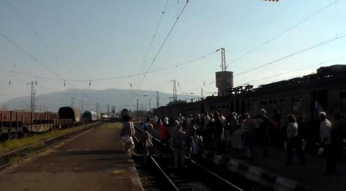 Şi-au făcut dreptate singuri! Un tren din Bulgaria, DETURNAT de pasageri furioşi! Video