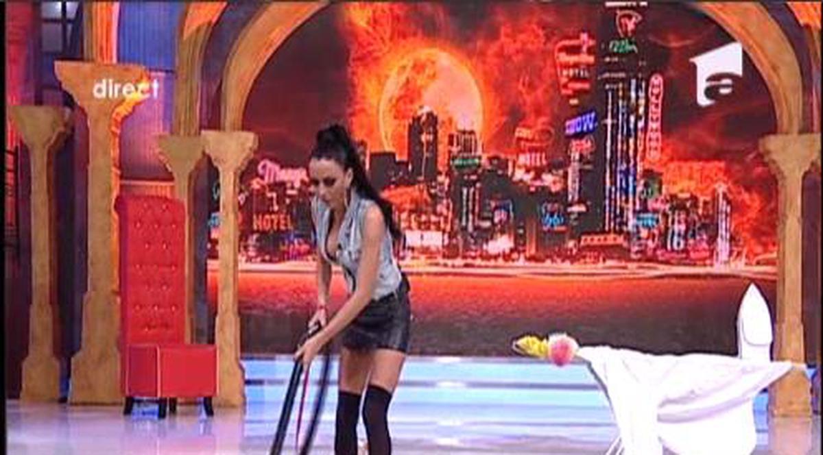 Daniela Crudu, FATĂ DE CASĂ! Calcă, spală şi dă cu aspiratorul pe TOCURI CUI! FOTO
