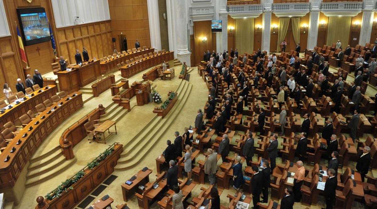 Anghel Iordănescu, este ”mutul” Parlamentului. Doctorul Ciuhodaru a trecut pe la toate partidele din legislativ