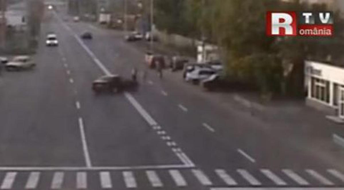Se întâmplă în România: Un şmecher cu bolid a călcat doi pietoni după ce făcea figuri pe şosea | VIDEO INCREDIBIL