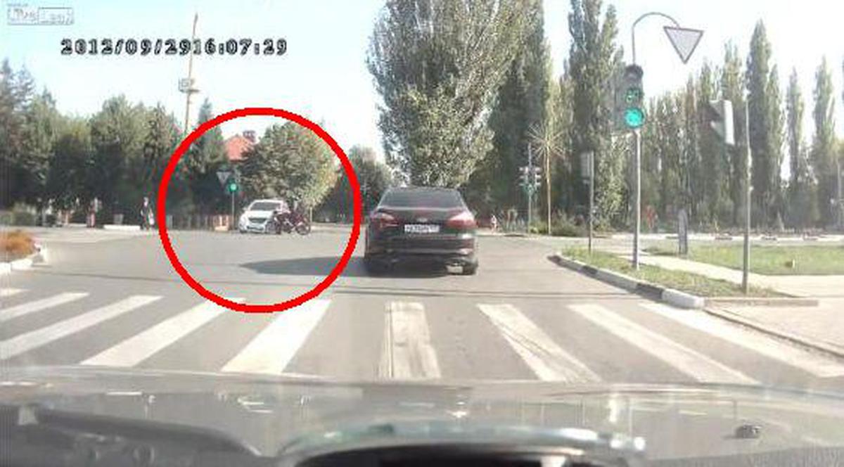 Nu te uita dacă nu eşti tare de inimă! Un motociclist loveşte o maşină cu 140 km/h! | VIDEO ŞOCANT