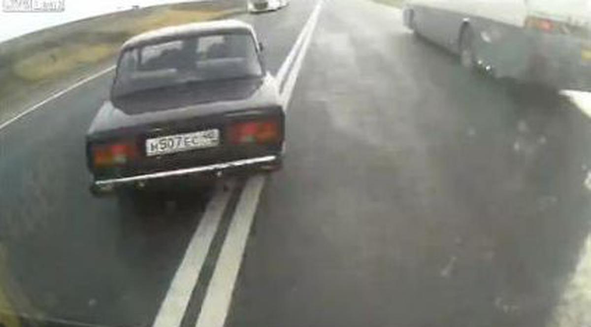 TERIFIANT! Uite cum au scăpat cu câteva zgârieturi după un impact devastator! | VIDEO