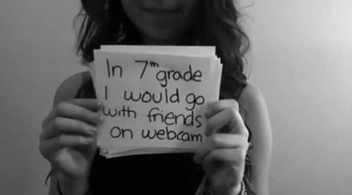 A pozat GOALĂ pe Internet la 15 ani, s-a iubit cu un bărbat care o înşela. Ce a urmat este ŞOCANT