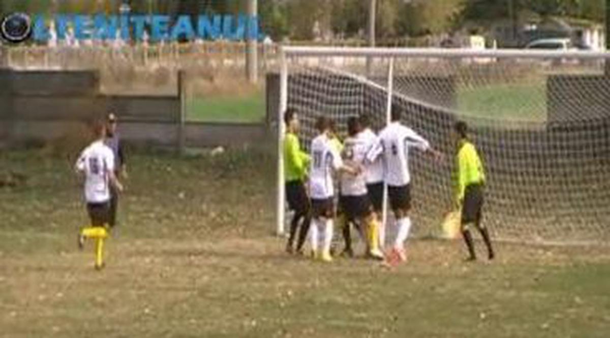 Un arbitru din Liga a V-a, fugărit şi bătut pe teren | IMAGINI INCREDIBILE