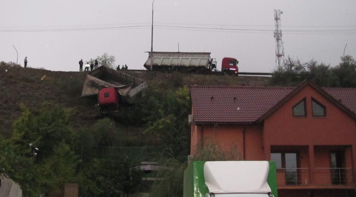 Un TIR a sărit de pe şosea şi s-a oprit deasupra unei case