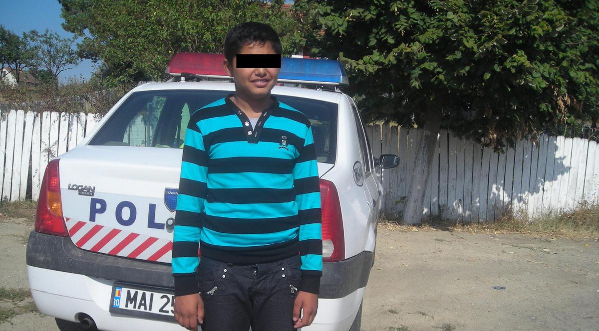 Elev de clasa a VIII-a, bătut în curtea şcolii de mama unui coleg