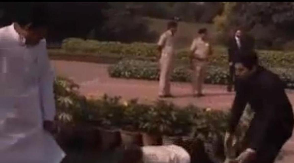 MOMENT PENIBIL! Premierul Australiei A CĂZUT pe iarbă, din cauza TOCURILOR! Video