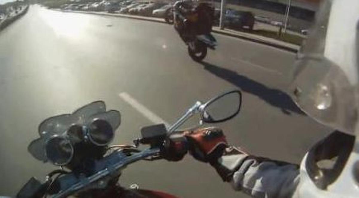 Un motociclist a vrut să facă pe viteazul şi a comis-o într-un mare fel! | VIDEO
