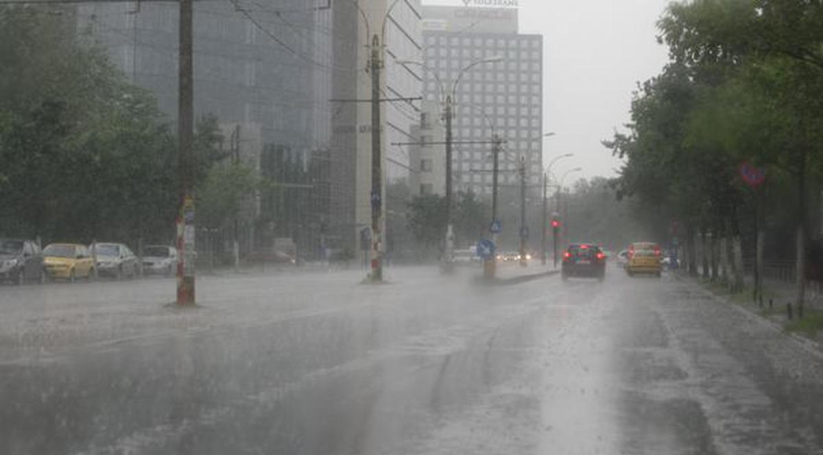 Vreme rece, ploi şi ninsori, de mâine până miercuri dimineaţă 