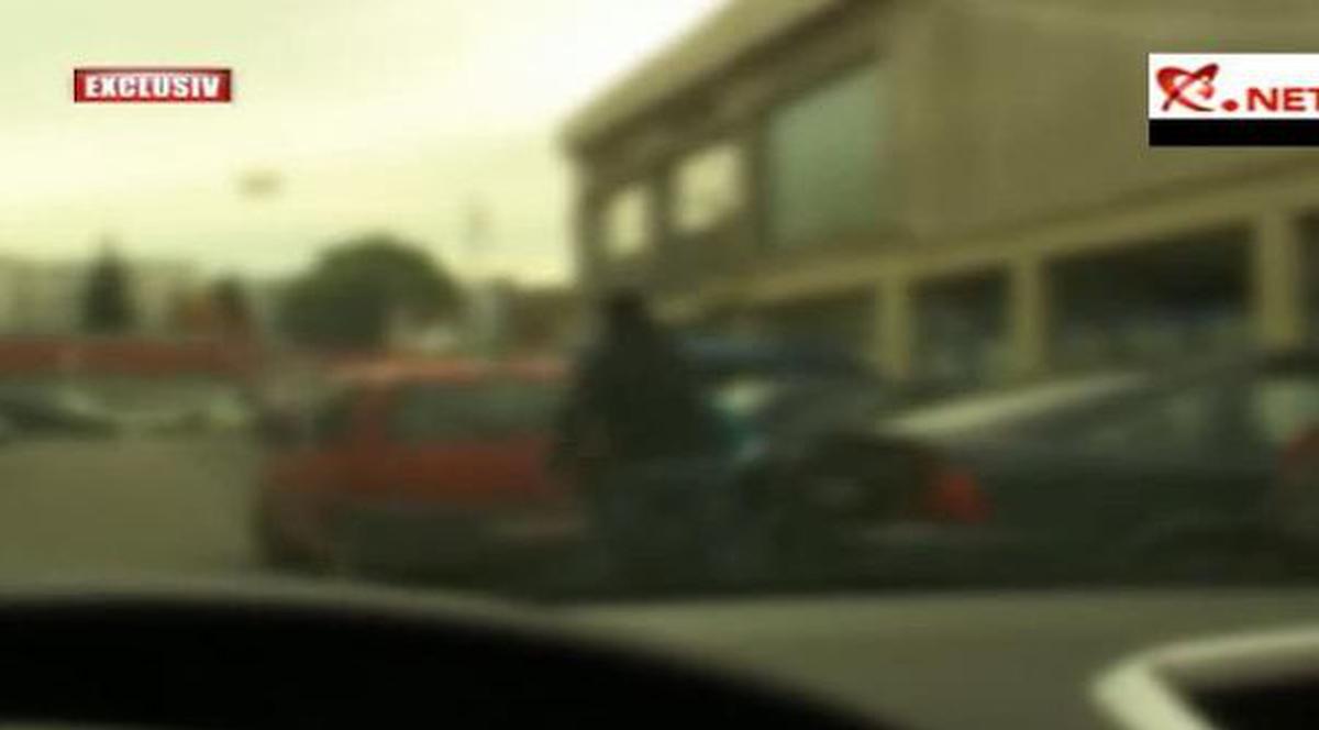 Femeie LOVITĂ CU SĂLBĂTICIE în plină stradă, pentru că a parcat pe două locuri