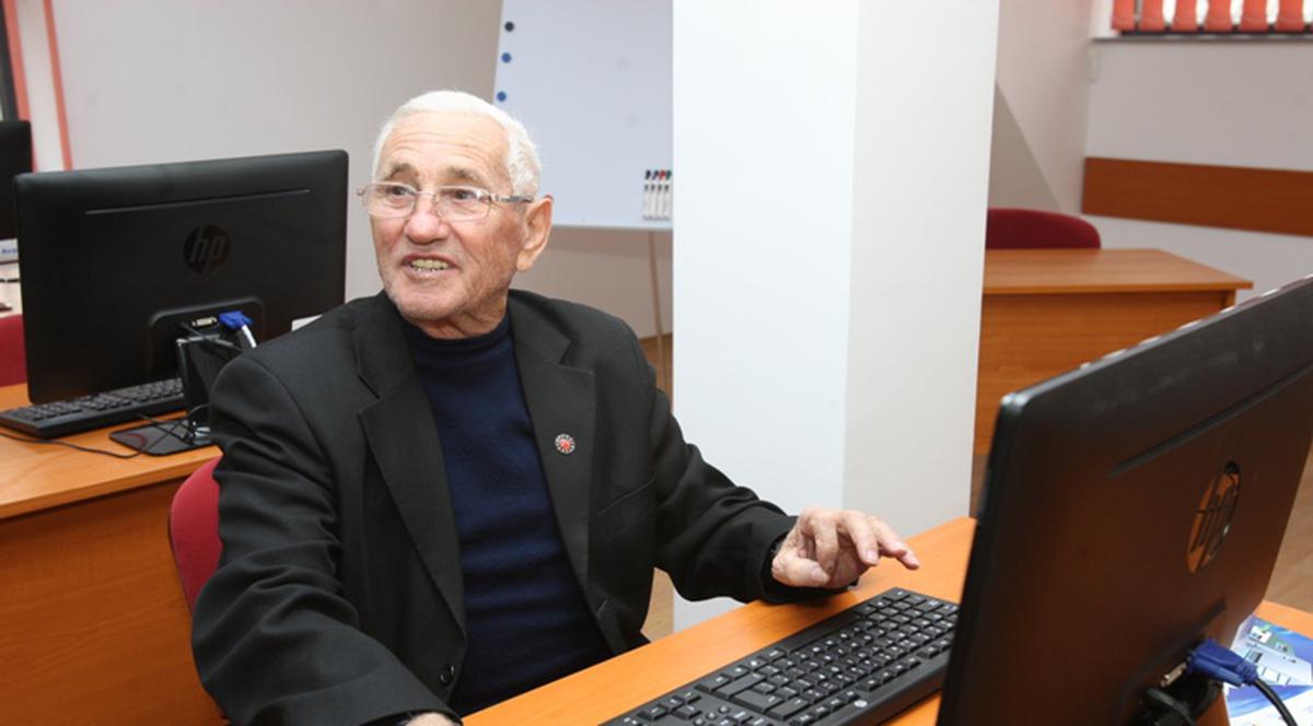 Un bucureştean învaţă informatică la 86 de ani ca să stea pe chat