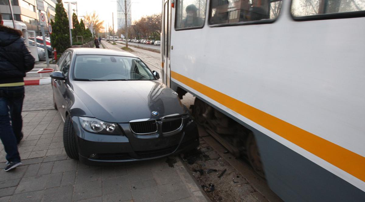 Asta a păţit şoferul unui BMW care nu a văzut tramvaiul!