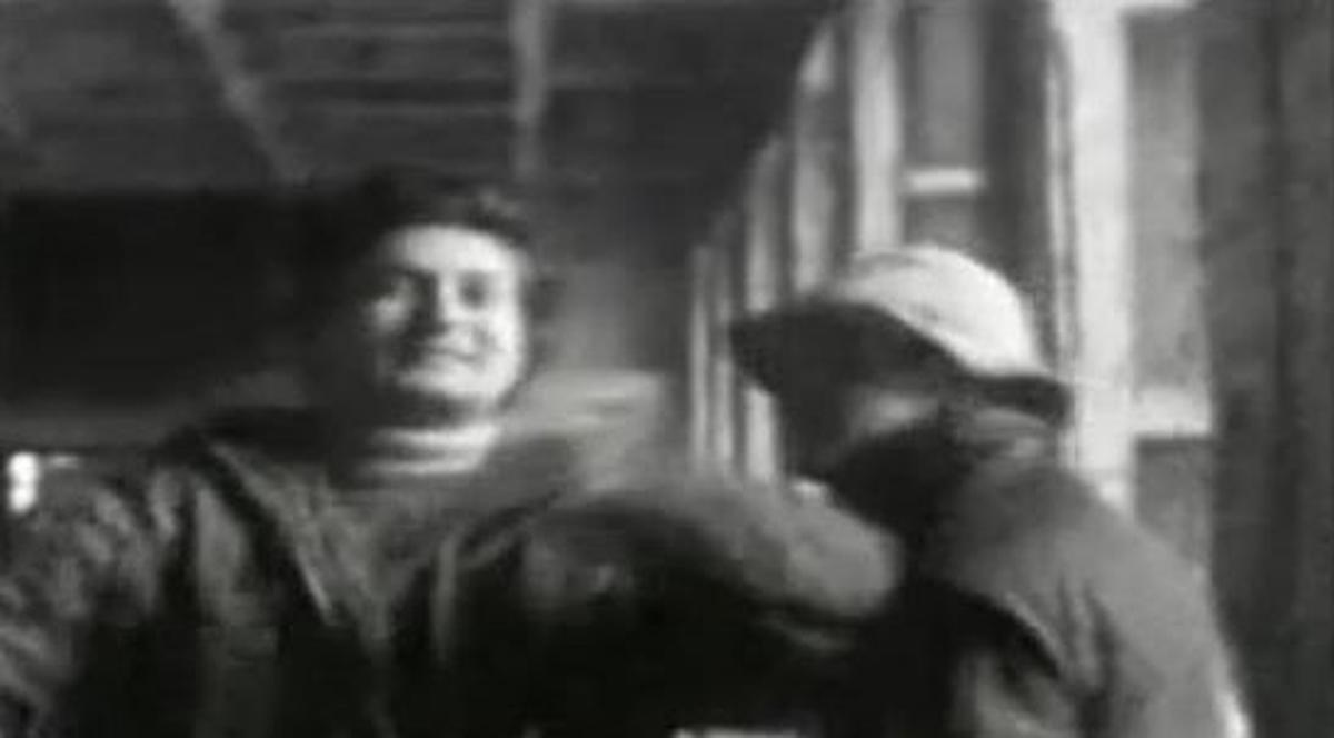 Asta sigur te va uimi! Uite un film din vremurile în care CHELOO avea MULT păr, TATAEE era slab mort şi OMBLADON avea o freză DEMENŢIALĂ | VIDEO