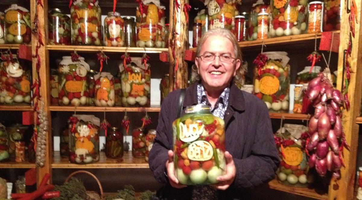 Vezi aici ce vedetă a primit cadou un borcan cu murături cu numele lui sculptat în… ţelină