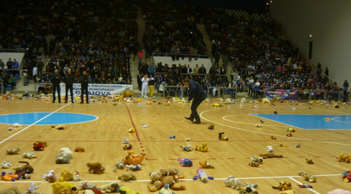 Spectatorii unui meci de baschet au donat jucării pentru copiii cu dezabilităţi 
