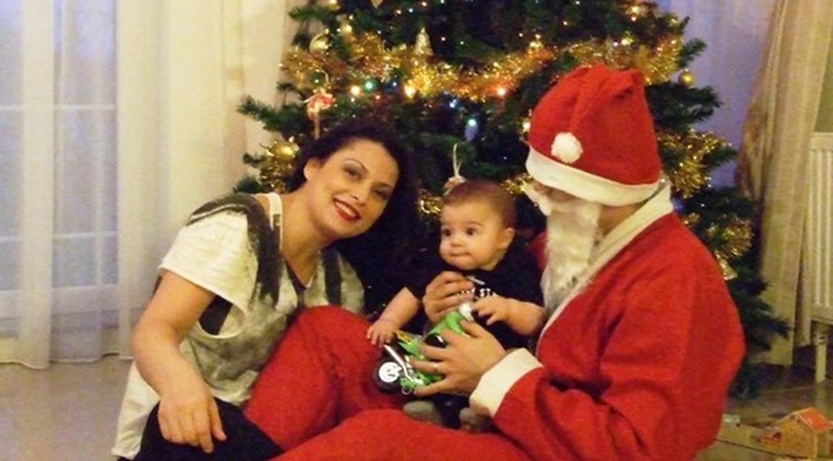 De Crăciun, Silvia de la Pin-up Girls s-a făcut brunetă şi a frământat cozonaci!