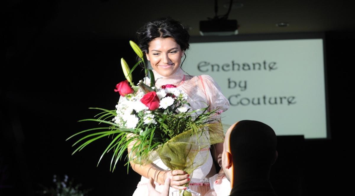 Sasha Lopez a întrerupt o prezentare de modă pentru a oferi flori unui model! FOTO