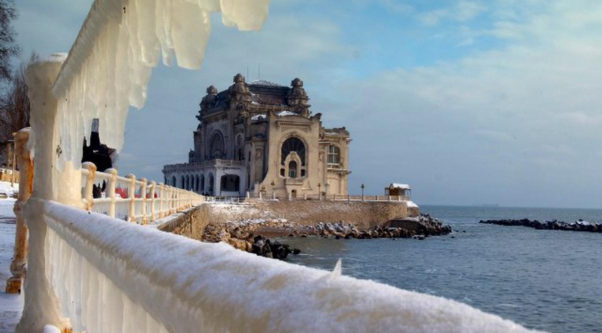 Iarna sculptează în gheaţă la malul mării