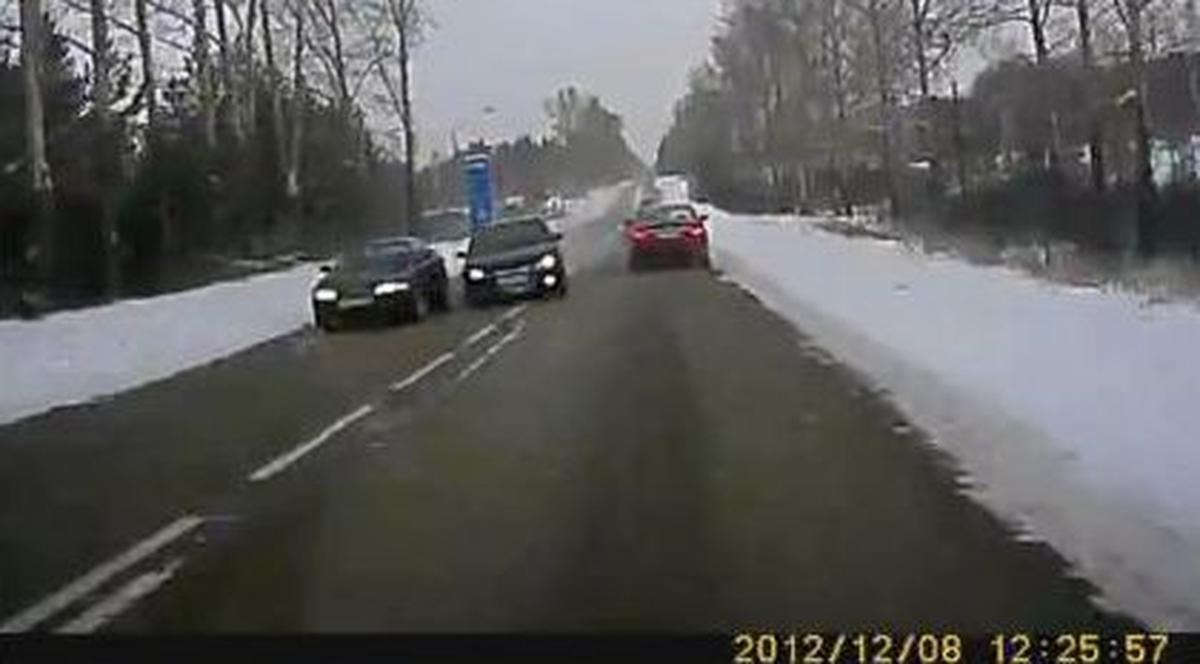 Depăşire periculoasă, impact frontal! Uite ce se poate întâmpla din pricina neatenţiei la volan! | VIDEO