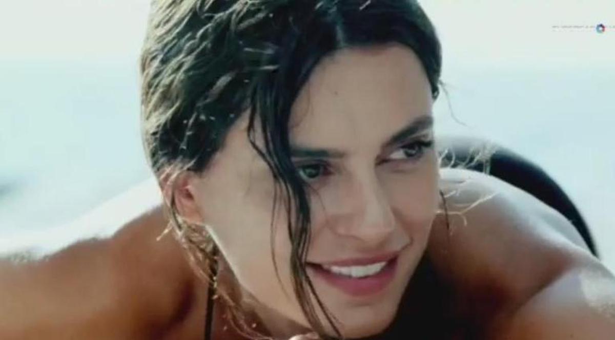 Catrinel Menghia, TOPLESS pe plajă! Vezi CINE s-a ales cu SUTIENUL ei! VIDEO