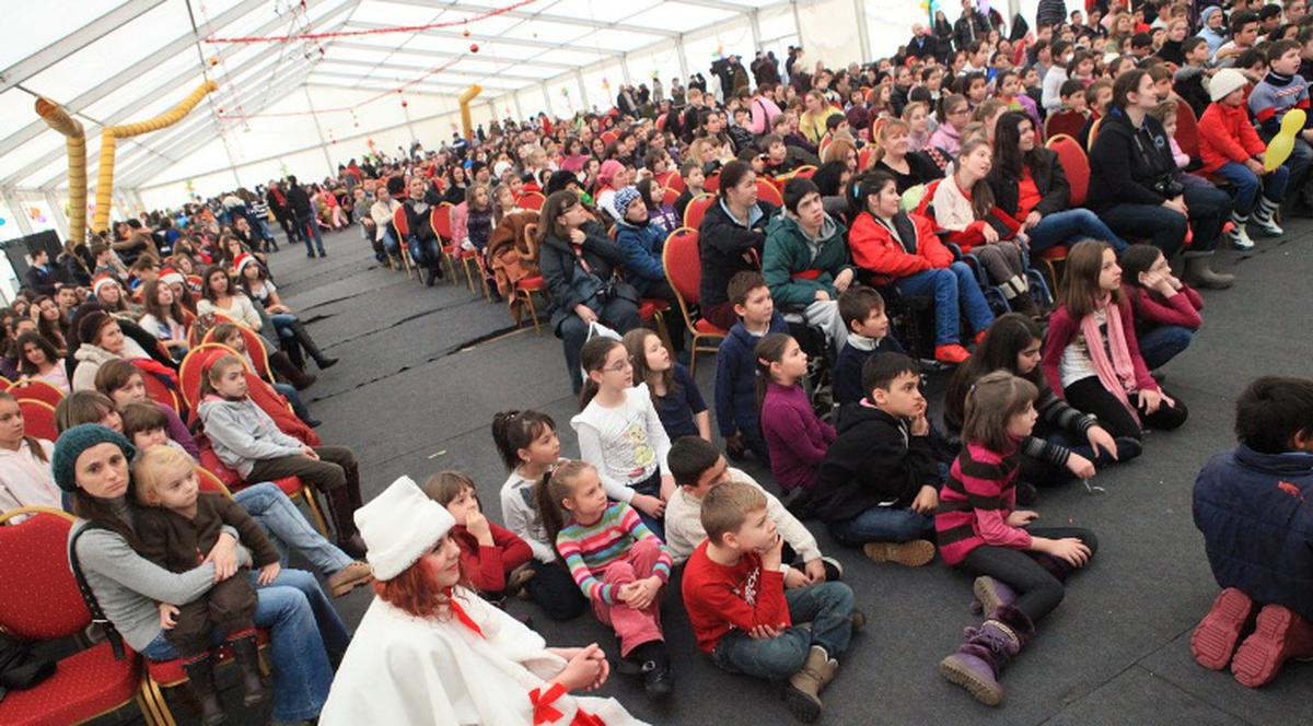 Record de copii la întâlnirea cu Moş Crăciun la Palatele Brâncoveneşti