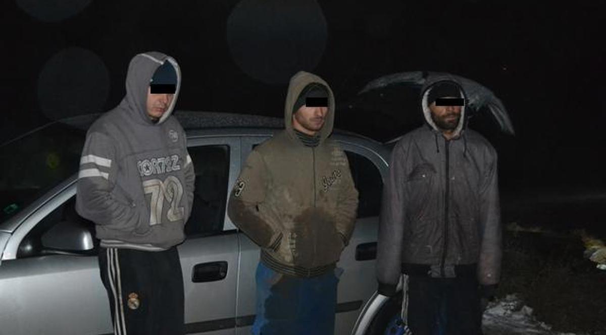 Hoţii s-au împotmolit cu maşina când au vrut să plece cu şinele de tramvai furate