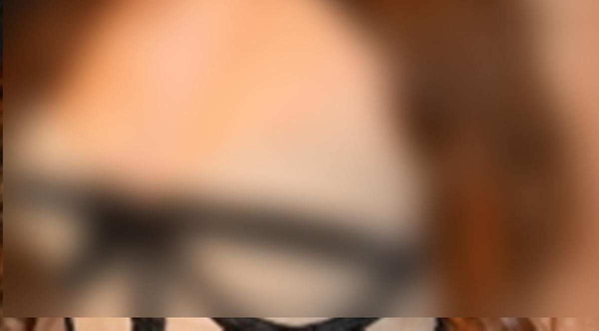 Iubita unui cunoscut prezentator de la noi, accident vestimentar! I-au ieșit sfârcurile din rochie la o emisiune! FOTO