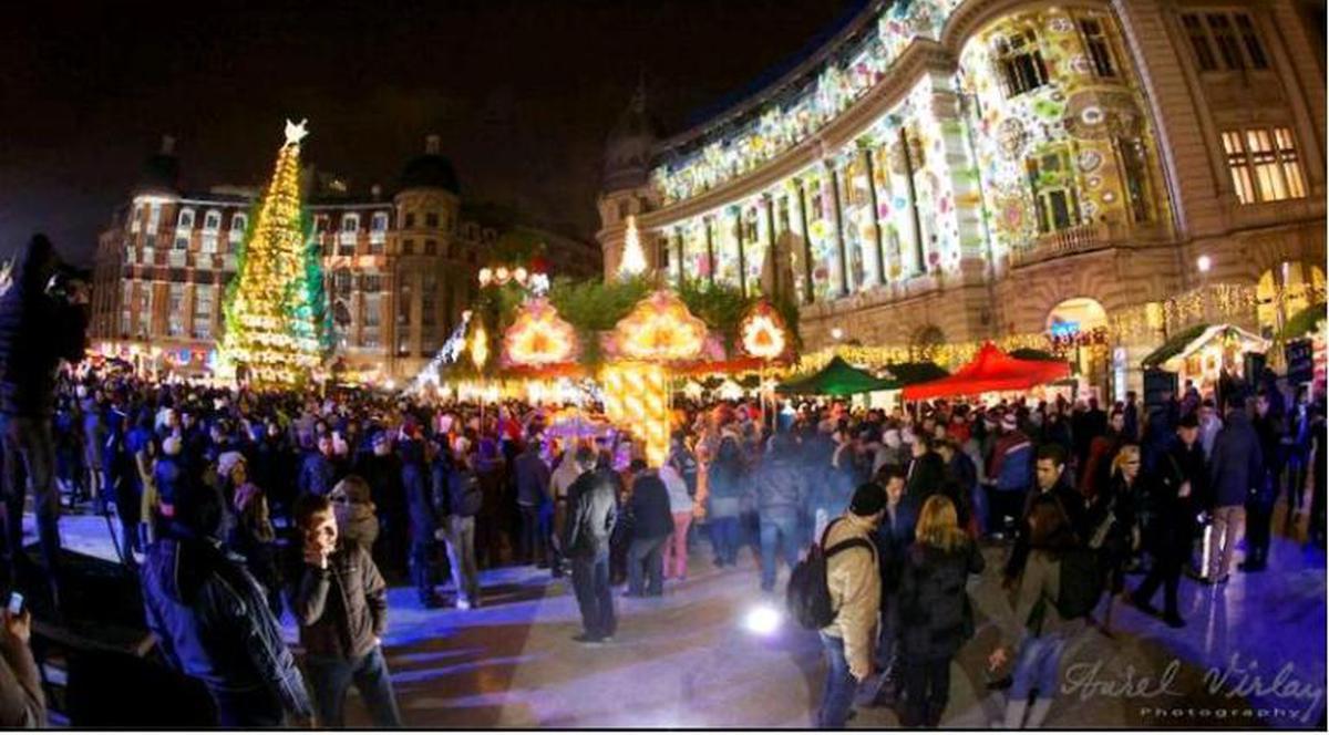 Nicoleta Voica şi Nicolae Furdui Iancu cântă alături de colindători în centrul Bucureştiului