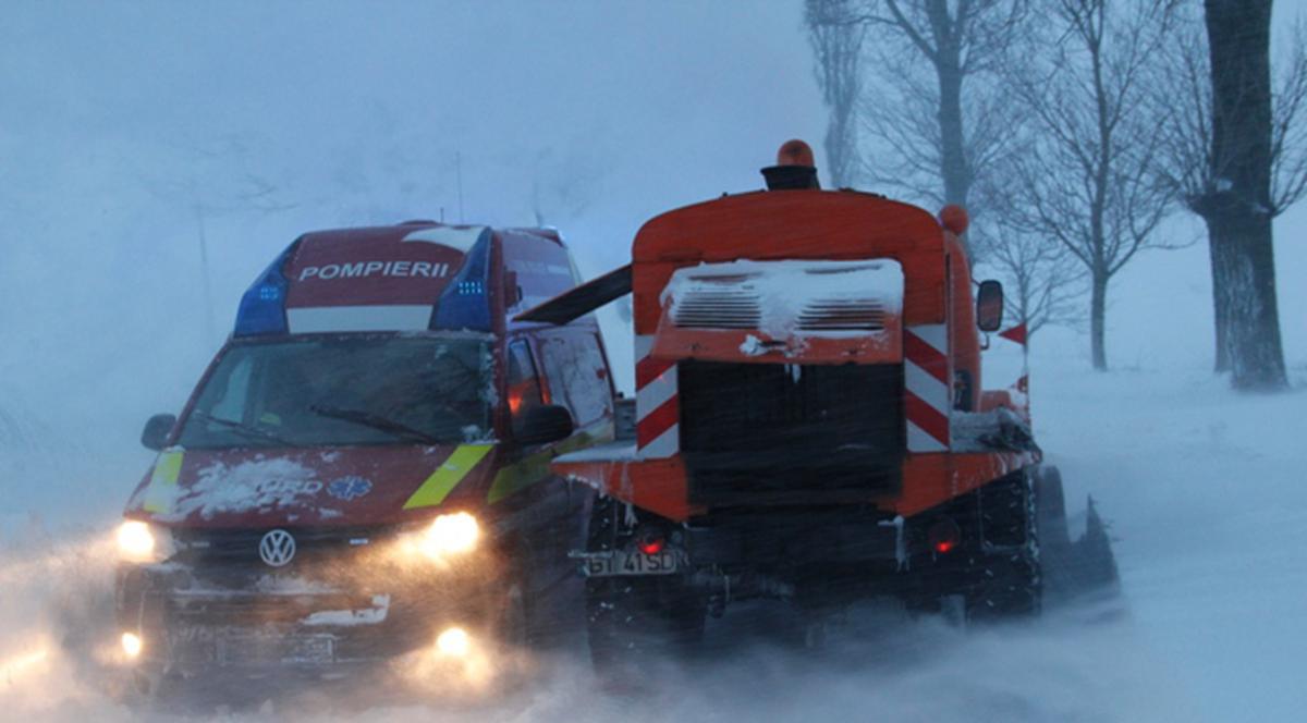 O botoşăneancă a alunecat pe gheaţă şi a căzut în fântână
