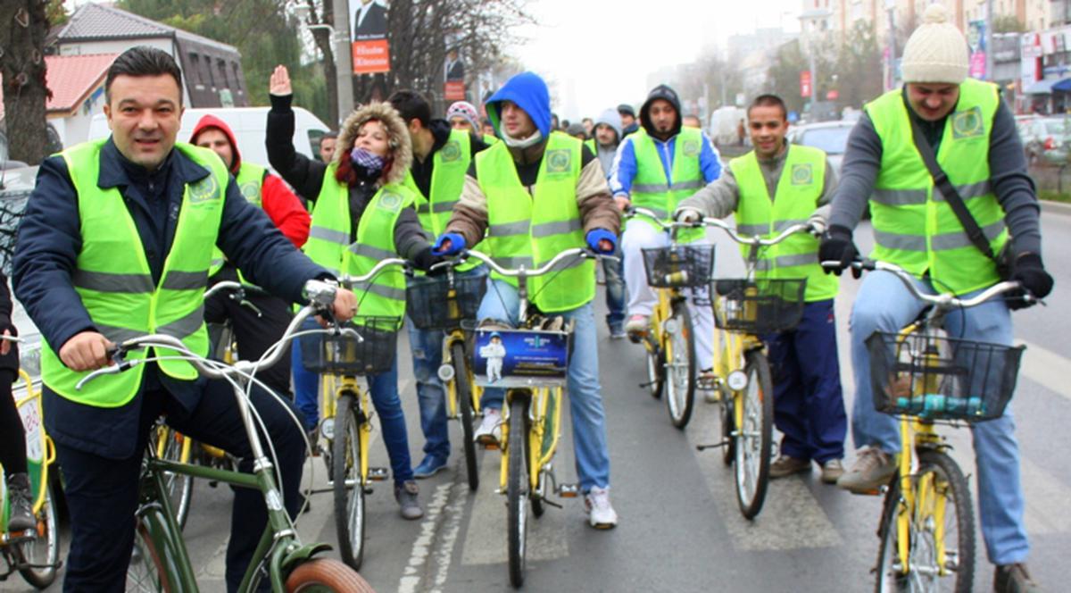Se plimbă de aproape o lună cu bicicleta printre alegători 