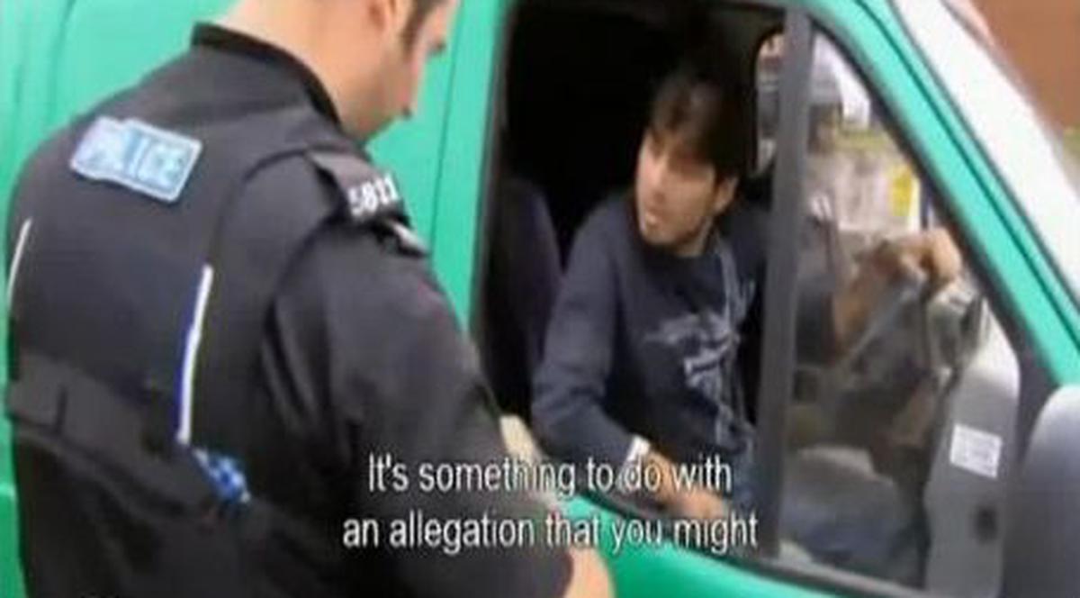 SENZAŢIE! Un român din Anglia face furori pe INTERNET după ce a fost prins la furat! "Îmi bag p**a în voi", le-a spus poliţiştilor | VIDEO