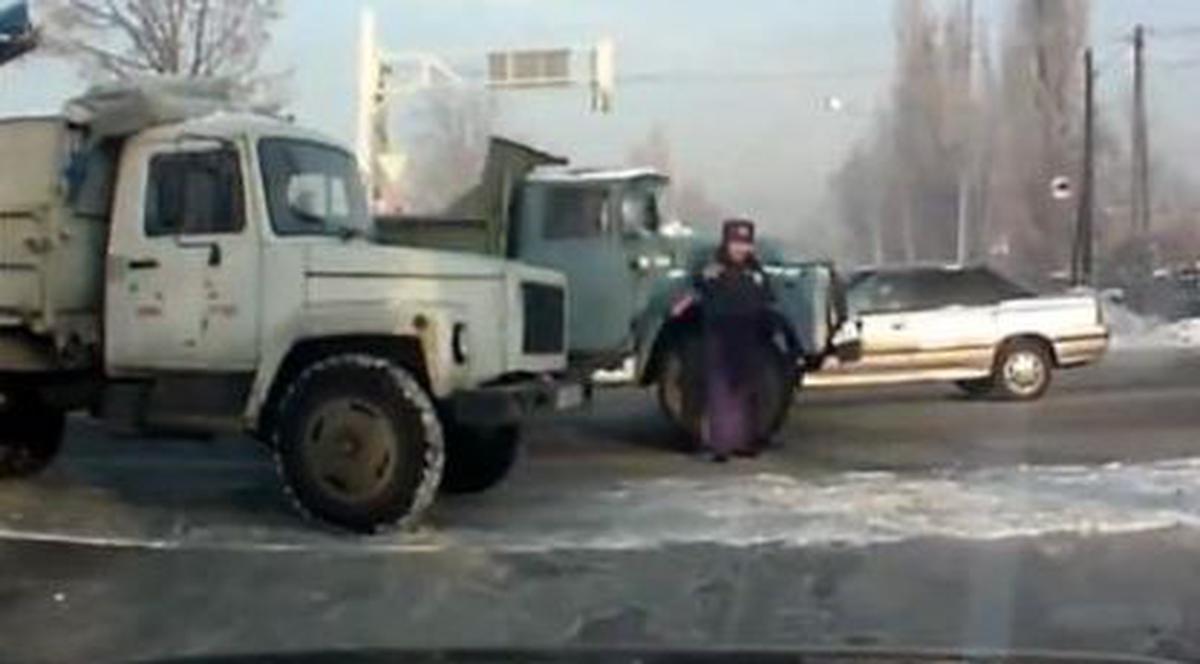 Un poliţist a fost lovit de un camion într-o intersecţie din Rusia | VIDEO