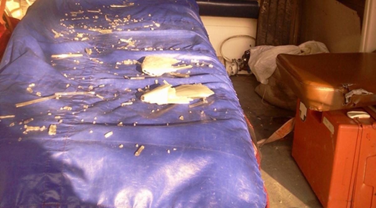 Un beţiv a spart geamul ambulanţei care îi venise în ajutor