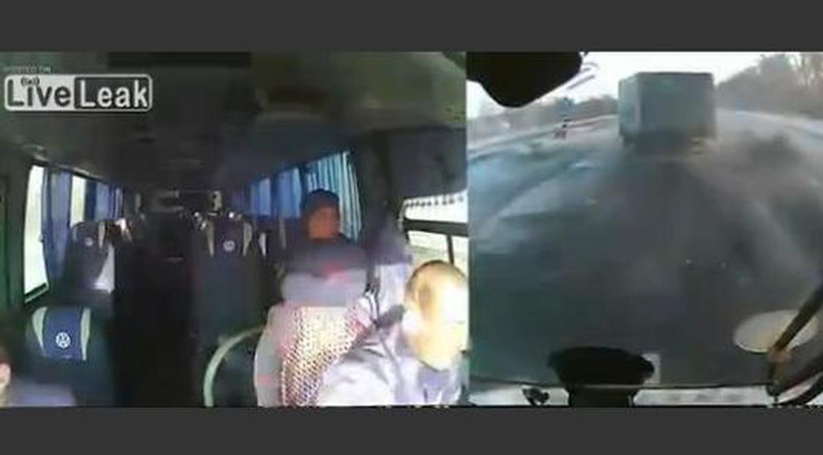 Ce şofer! Deşi mânca seminţe la volan, a evitat un accident în ultima clipă! | VIDEO