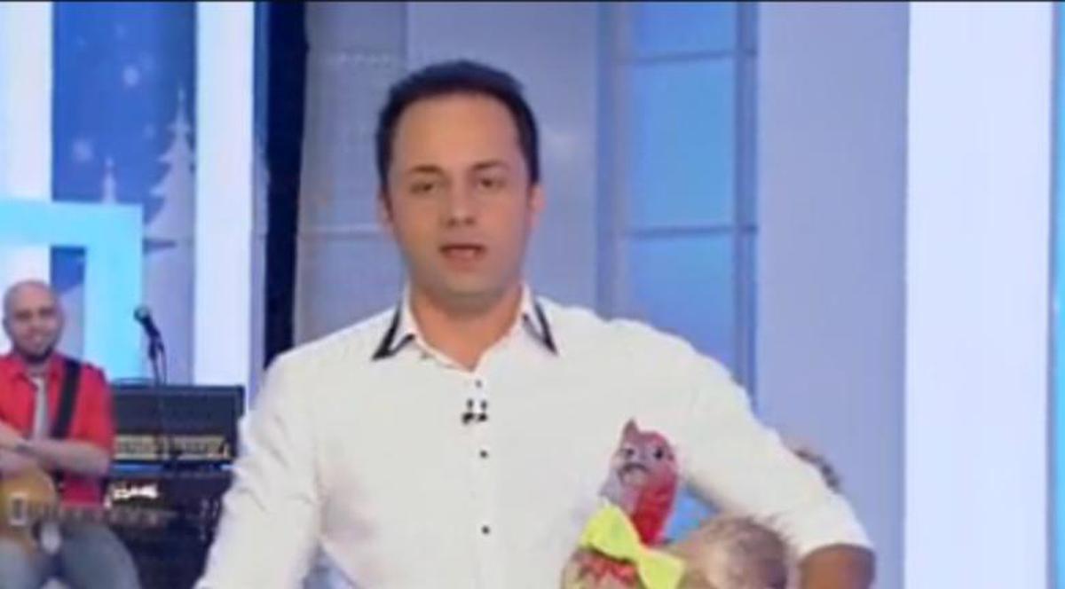 Măruţă a LUAT-O LA MIŞTO pe Iulia Albu. Dacă ea şi-a luat GĂINĂ ca animal de companie, el şi-a luat CURCAN!