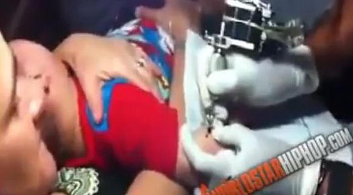 Ce mamă denaturată! ÎŞI ŢINE CU FORŢA copilul ca să-i facă tatuaj | VIDEO