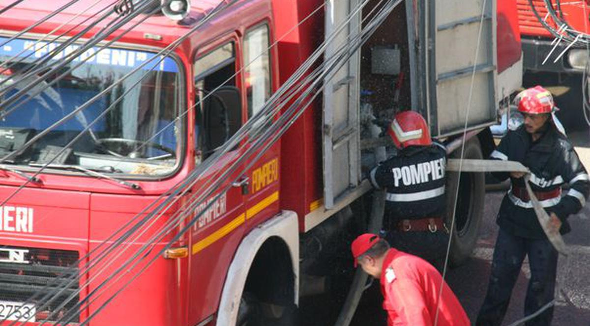 Incendiu de proporții într-un bloc, lângă Palatul Parlamentului. Mai multe persoane, transportate la spital