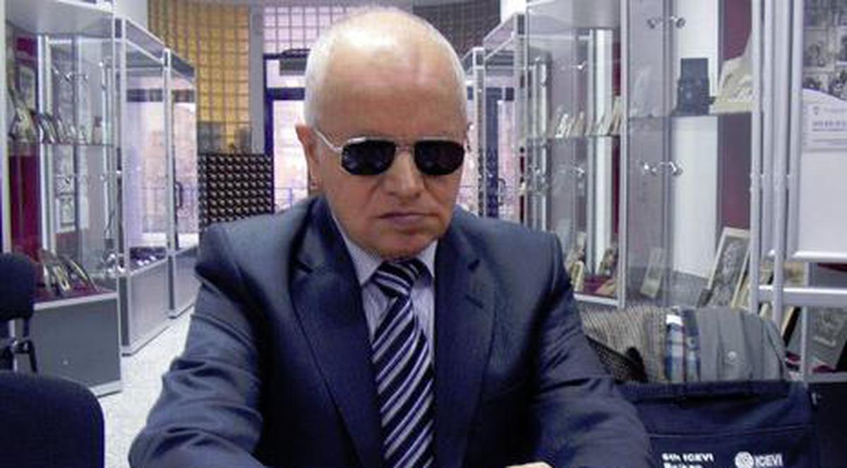 LECŢIE DE VIAŢĂ INCREDIBILĂ! Un român ORB, SURD ŞI MUT a ajuns PROFESOR şi a lansat o carte autobigrafică!