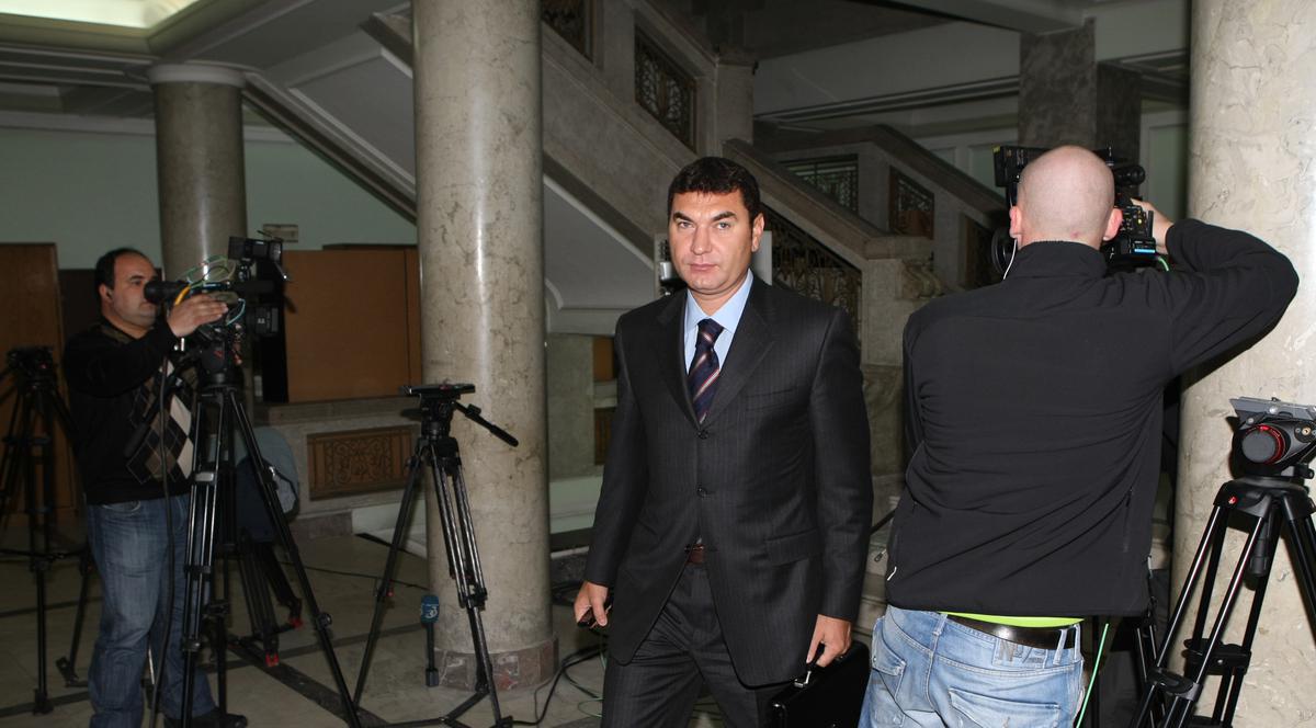 Greii fotbalului s-au strâns buluc la Curtea Supremă. Vezi cum încercă fraţii Becali, Cristi Borcea şi Jean Padureanu să evite interdicţia de a părăsi ţara!